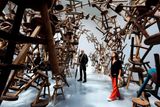 Čínský výtvarník Aj Wej-wej vystavuje v Benátkách hned na několika místech. Instalace v německém pavilonu má titul Bang.