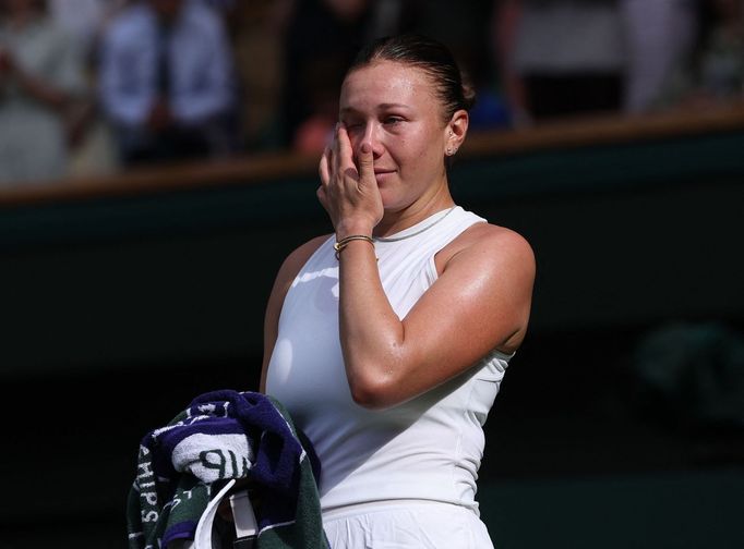 Amanda Anisimovová smutní po finále Wimbledonu 2025.