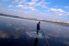 Chlapec uvázl na ledové kře, pohotové reakce rybáře si všimla média po celém světě