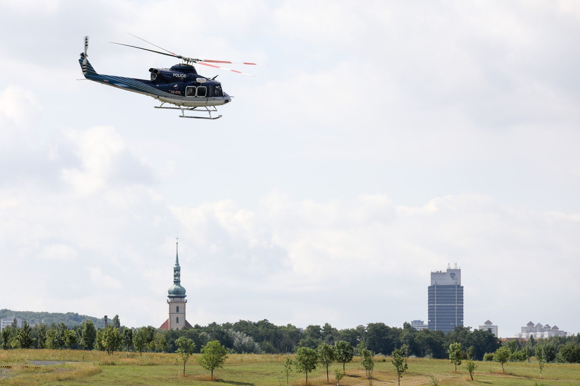 Policejní psi cvičili v Mostě přelety vrtulníkem.