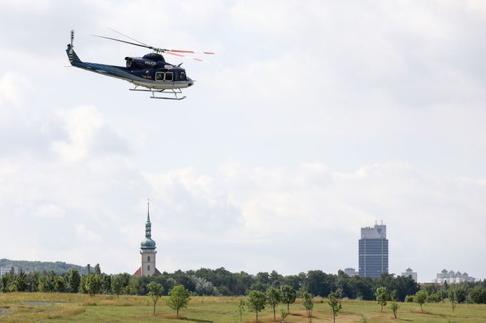 Policejní pes nesmí být bázlivý a mít z létání strach, řekl ČTK vedoucí policejních kynologů Ústeckého kraje Petr Tomášek. Výcvik policejního psa trvá zhruba dva roky.