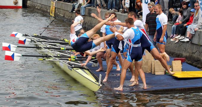 Vítězná osmiveslice Dukly Praha během Pražských primátorek 2012