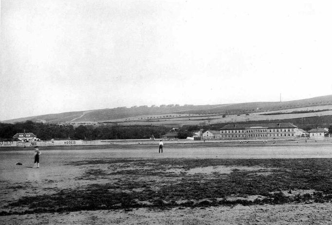 Pohled na okolí Invalidovny tak, jak vypadalo v roce 1923. Tehdy tato pláň sloužila jako vojenské cvičiště.