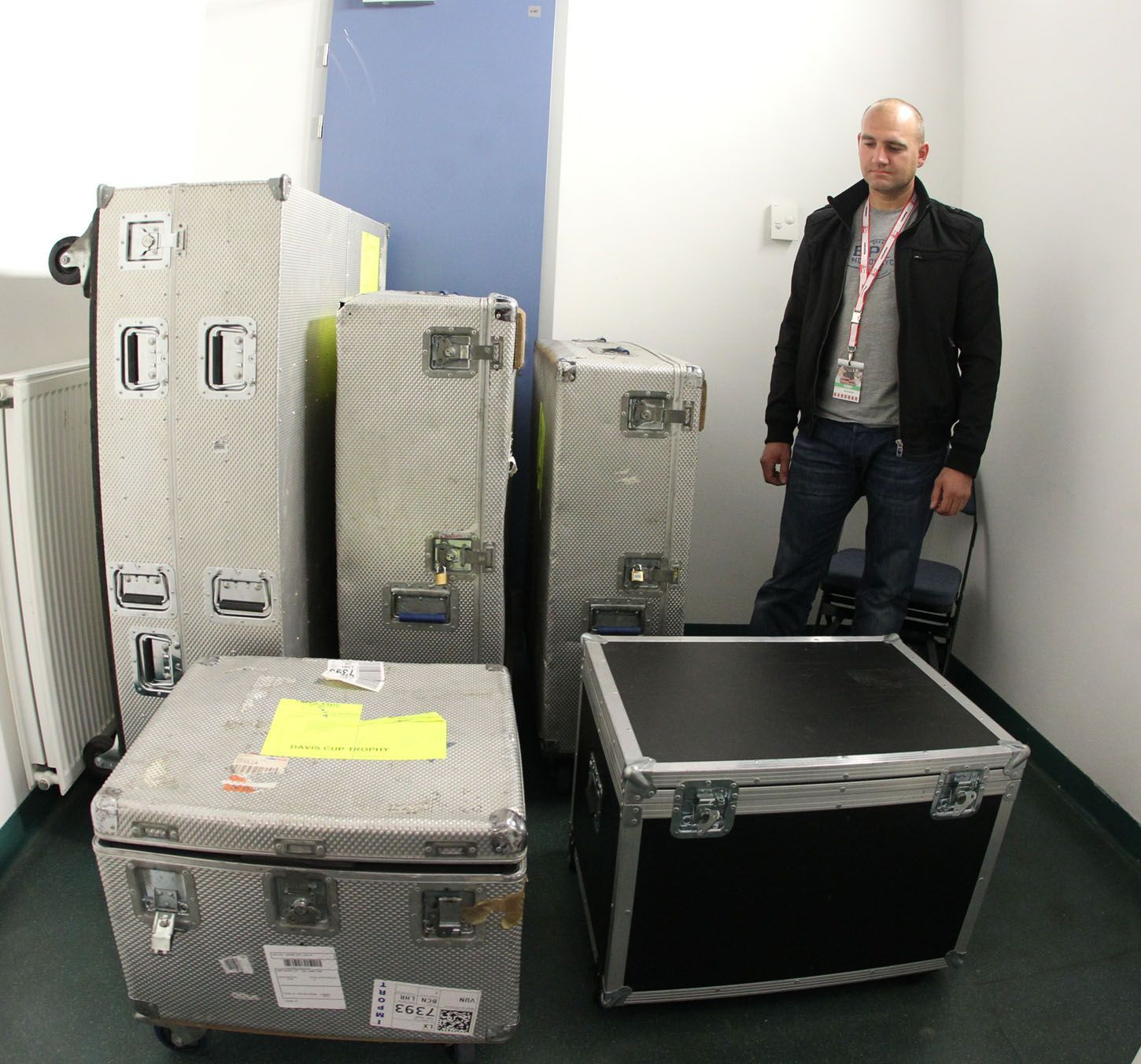 O2 Aréna před tenisovou exhibicí s trofejemi z Davis Cupu a Fed Cupu.