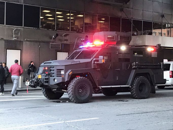 Obrněný policejní vůz před autobusovým nádražím Port Authority na Manhattanu, prosinec 2017