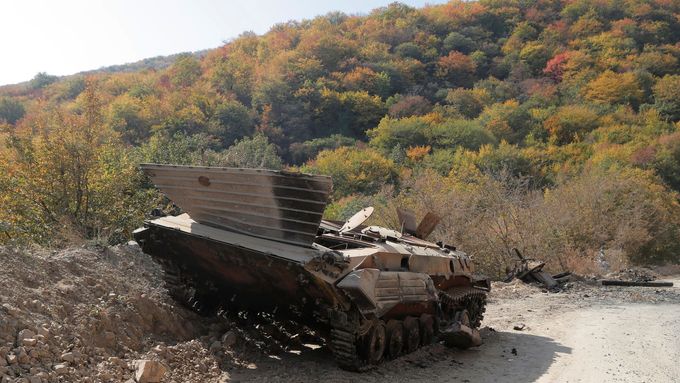 Zničené obrněné vozidlo po bojích v Náhorním Karabachu.