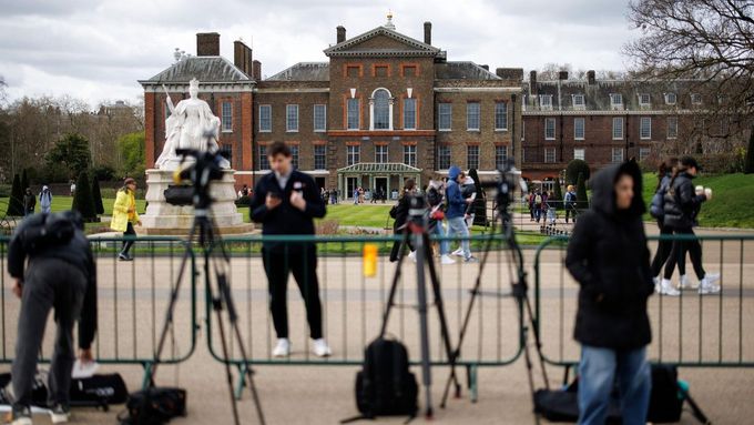Novináři postávají před Kensingtonským palácem poté, co princezna Kate oznámila, že má rakovinu, snímek z 23. března 2024