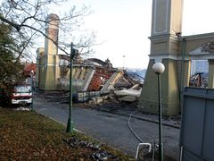 Následky požáru levého křídla Průmyslového paláce