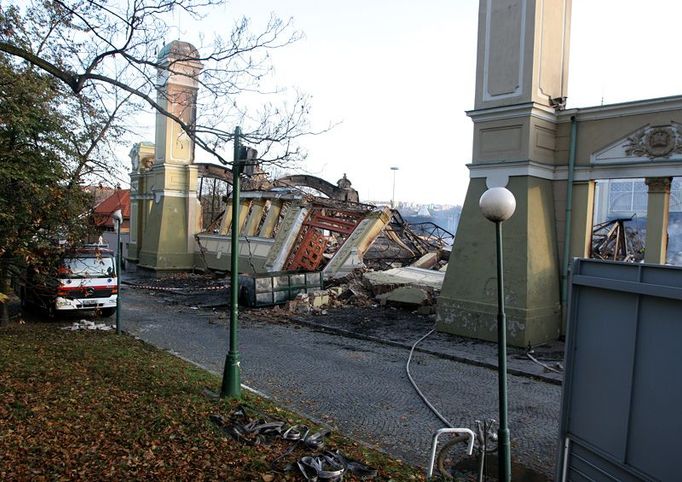 Následky požáru levého křídla Průmyslového paláce