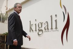 Bush v Africe rozdává peníze a užívá si popularitu