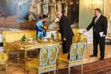 Prezident přijal barmskou disidentku hodinu před polednem. Společně usedli k jednacímu stolu v Brožíkově salonu Pražského hradu.