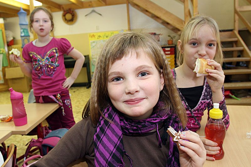 Děti svačí