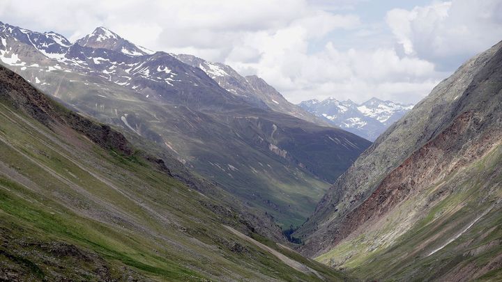 V rakouských Alpách zahynula česká turistka, zřítila se při sestupu z hory