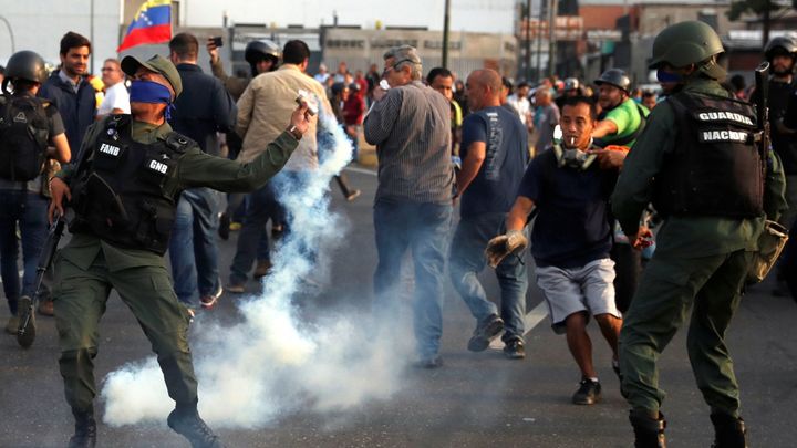 "Zrádce" nechám uvěznit, varuje Maduro. Při protestech ve Venezuele zemřela žena