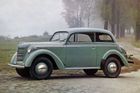 Ještě v sedmdesátých letech jezdila po našich silnicích spousta předválečých aut. Nových se nedostávalo. Na snímku Opel Kadett model 1938.