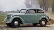 Ještě v sedmdesátých letech jezdila po našich silnicích spousta předválečých aut. Nových se nedostávalo. Na snímku Opel Kadett model 1938.