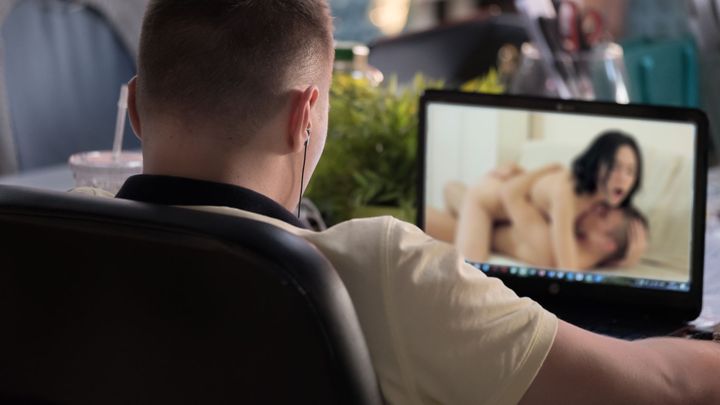 Žádný casting, ale natáčení porna. Policie obvinila devět lidí ze sexuálního nátlaku