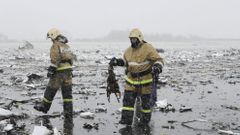 Záchranáři pracují na místě neštěstí po pádu letadla v Rostově na Donu