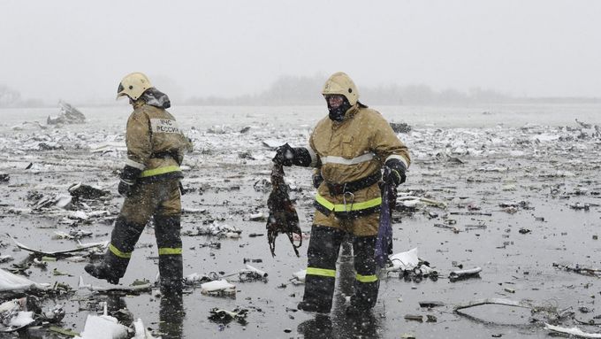 Záchranáři pracují na místě neštěstí po pádu letadla v Rostově na Donu