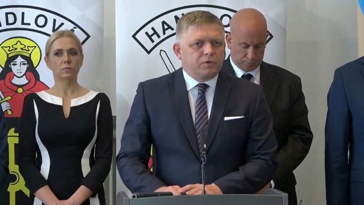 Fico vyjel s vládou do Handlové. Kamery ho zachytily těsně před atentátem