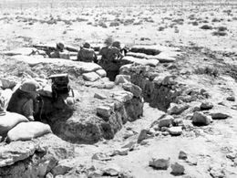 Zákopy u Tobruku. 14 Čechoslováků se z nich domů nevrátilo.