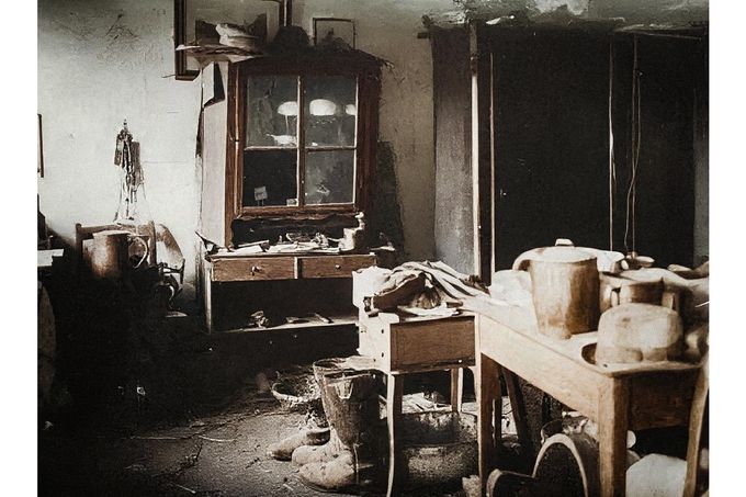 Historická fotografie interiéru domu Karla Denkeho na ul. Stawové v Ziębicích, kde policie v roce 1924 objevila děsivé důkazy jeho zločinů. Kolorováno