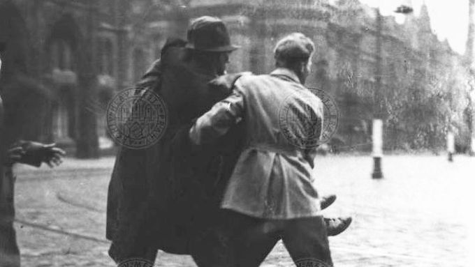 Evakuace bojovníka raněného na Staroměstském náměstí do nemocnice, 5. května 1945