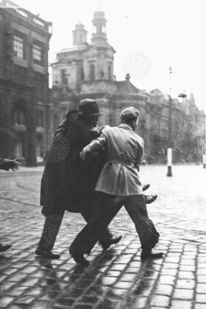 Evakuace bojovníka raněného na Staroměstském náměstí do nemocnice, 5. května 1945