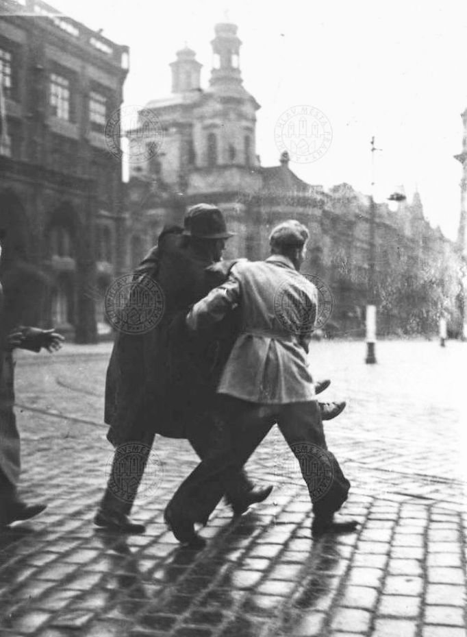 Přenos raněného bojovníka  na Staroměstském náměstí převážen do nemocnice. 5.5.1945