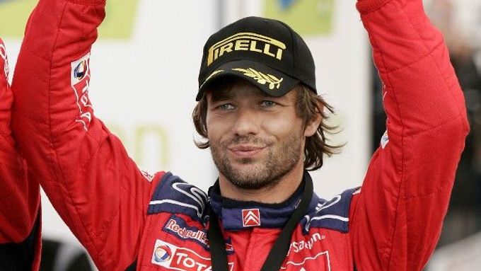 Francouz Sébastien Loeb s trofejí pro vítěze rallye Nový Zéland.