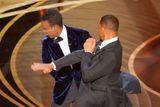 Během předávání filmových cen Oscar dal herec Will Smith moderátorovi večera Chrisu Rockovi facku. Reagoval tak na vtip, který moderátor udělal na účet Smithovy ženy, Jady Pinkett Smithové.
