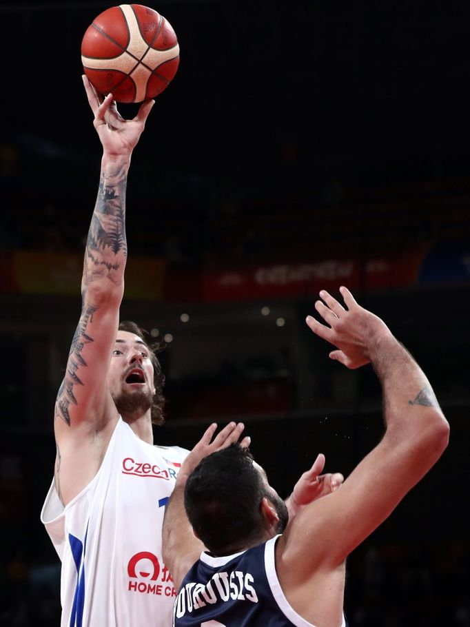 Ondřej Balvín a Ioannis Bourousis v zápasu MS 2019 Česko - Řecko