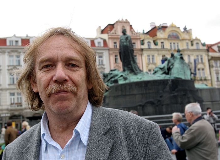 Jaromír Nohavica před památníkem Jana Husa na Staroměstském náměstí v Praze