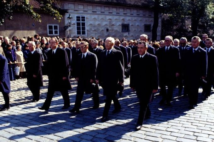 Rozloučení s armádním generálem a bývalým prezidentem Ludvíkem Svobodou. Nejvyšší straničtí a státní přestavitelé ve smutečním průvodu před Pražským hradem, zprava Vasil Biľak, generální tajemník ÚV KSČ a prezident republiky Gustáv Husák, předseda vlády ČSSR Lubomír Štrougal a Alois Indra, druhá řada zprava Peter Colotka, Josef Kempný a Josef Korčák.