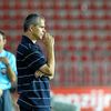 Trenér Vítězslav Lavička pozorně sleduje hru. "Mám radost jako celá kabina. Postoupili jsme a to je nejdůležitější. Panathinaikos ale zatím v hlavě nemám. Teprve zítra přijedou naši pozorovatelé z Gruzie a až pak si hru Řeků rozebereme." prozradil kouč Letenských hned po středečním vítězném zápase.