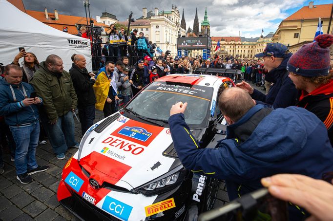 Start Středoevropská rallye na Hradčanském náměstí v Praze.