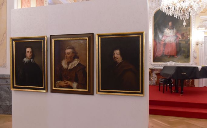 Zleva Simon de Vos: Podobizna mladého muže, Anthonis van Dyck: Portrét muže s rukavicemi a Johann de Pay: Portrét Michaela Spenglera.
