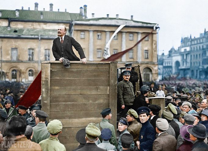 Lenin promlouvá k vojákům Rudé armády odcházejícím na frontu. Moskva, 1920. Kolorováno