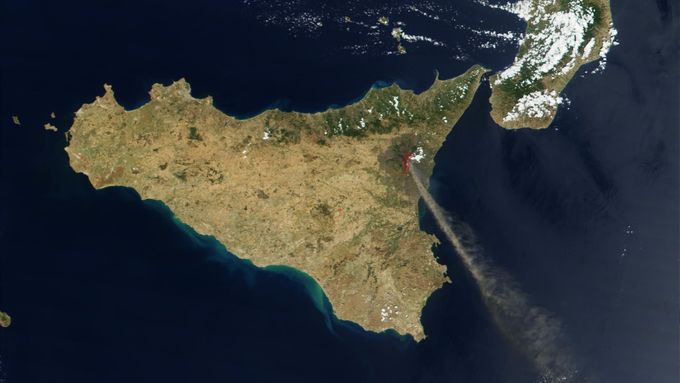 Nový výzkum italského Státního ústavu pro geofyziku a vulkanologii ukázal, že to co kdysi bylo považováno za pouhou trhlinu, je největším italských podmořským vulkánem.