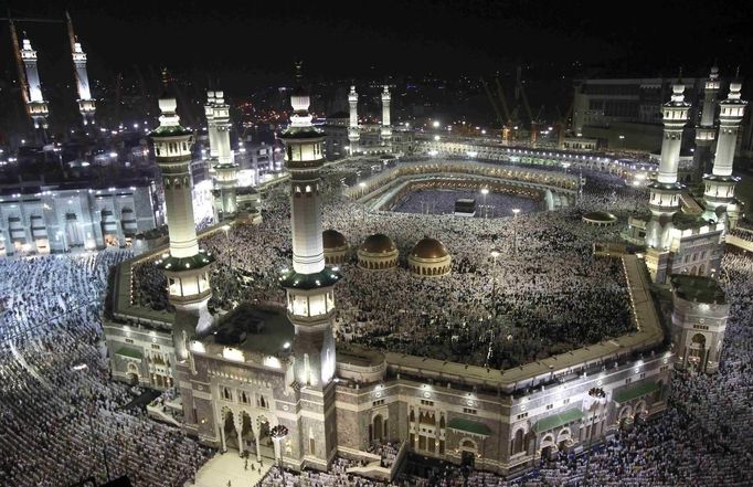 Muslim pilgrims circle the Kaaba and pray at the Grand mosque during the annual haj pilgrimage in the holy city of Mecca October 22, 2012, ahead of Eid al-Adha which marks the end of haj. On October 25, the day of Arafat, millions of Muslim pilgrims will stand in prayer on Mount Arafat near Mecca at the peak of the annual pilgrimage. REUTERS/Amr Abdallah Dalsh (SAUDI ARABIA - Tags: RELIGION SOCIETY) Published: Říj. 22, 2012, 8:58 odp.