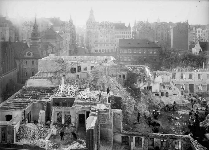 Bourání Hampejzu". Pohled na bourání domů v prostoru mezi Rabínskou (dnes Maiselovou) ulicí a Hampejskou ulici (dnes ulice U Starého hřbitova) v Josefově. Rok 1910