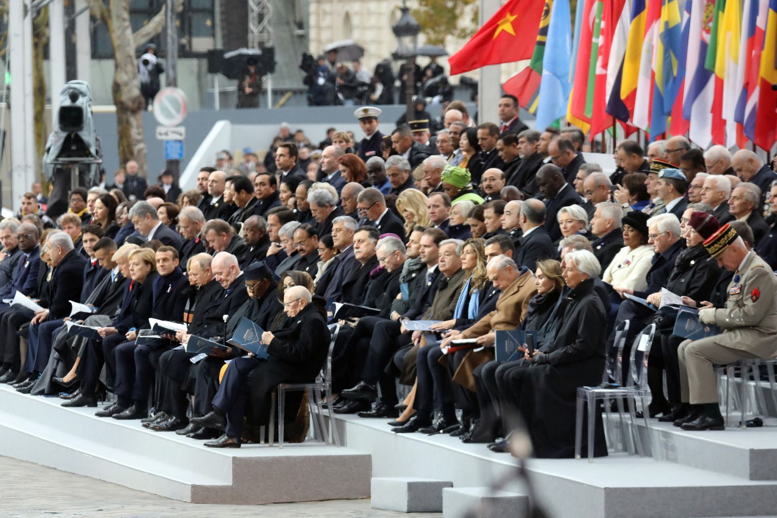 Desítky světových lídrů dorazily na slavnostní akt k Vítěznému oblouku v Paříži.