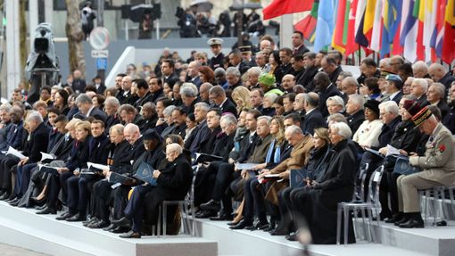 Desítky světových lídrů dorazily na slavnostní akt k Vítěznému oblouku v Paříži.