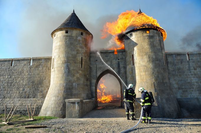 Požár filmových kulis v Barrandovských ateliérech v Praze, ke kterému došlo dne 26. srpna roku 2016. Archivní snímek z historie Hasičského záchranného sboru v Praze.