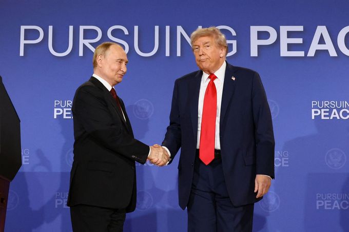 Donald Trump a Vladimir Putin si podávají ruce během tiskové konference na vojenské základě Elmendorf-Richardson v Anchorage na Aljašce, 15. srpna 2025.