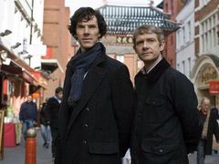 Benedict Cumberbatch a Martin Freeman v televizním Sherlockovi.