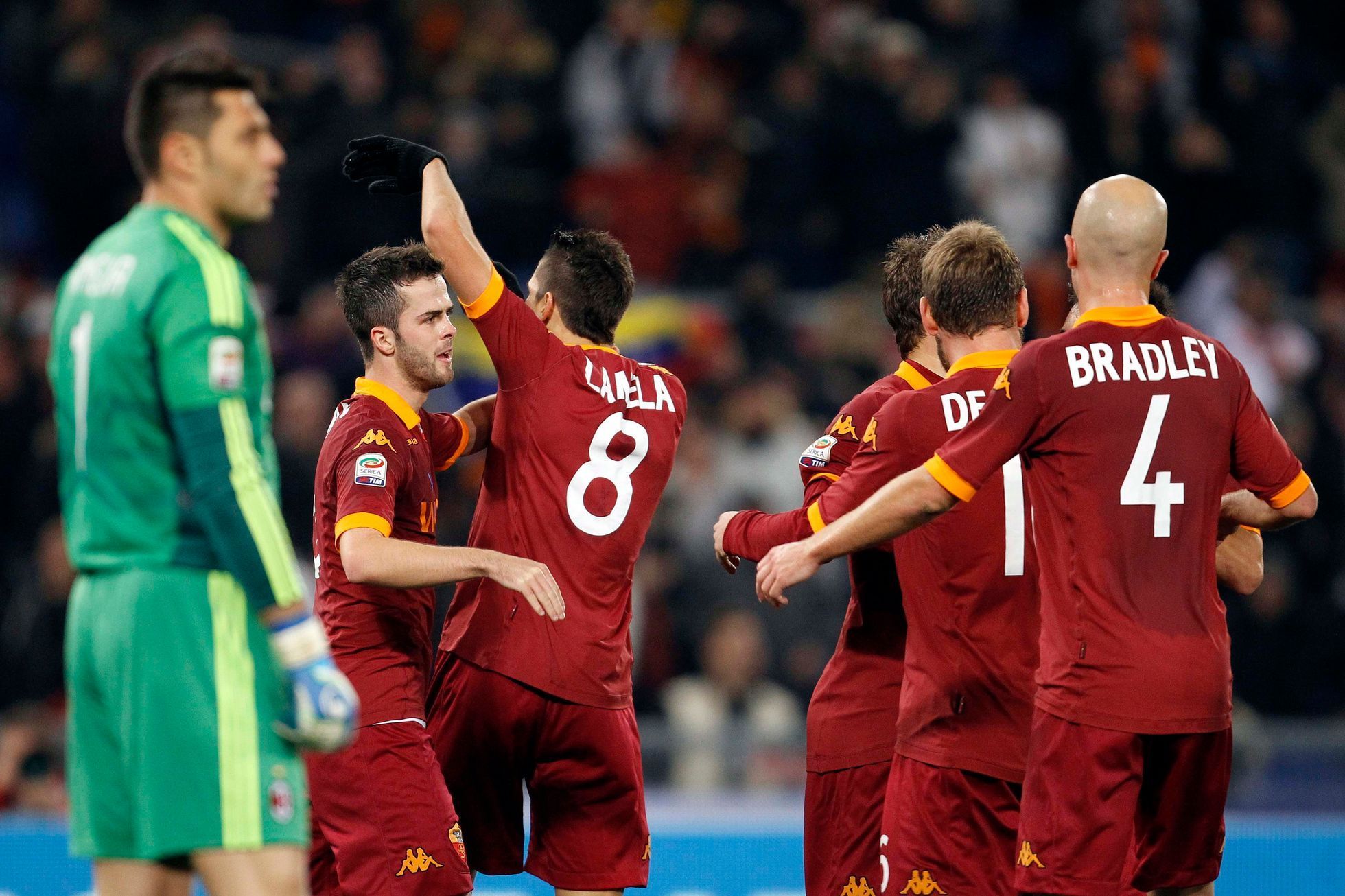 Fotbalista AS Řím Erik Lamela oslavuje se spoluhráči gól do sítě AC Milán