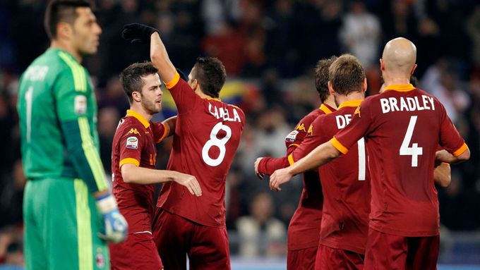 Fotbalisté AS Řím se radují z gólu