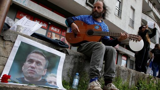Snímek z ruské ambasády v Černé Hoře, plakát zachycuje zesnulého ruského opozičníka Alexeje Navalného.