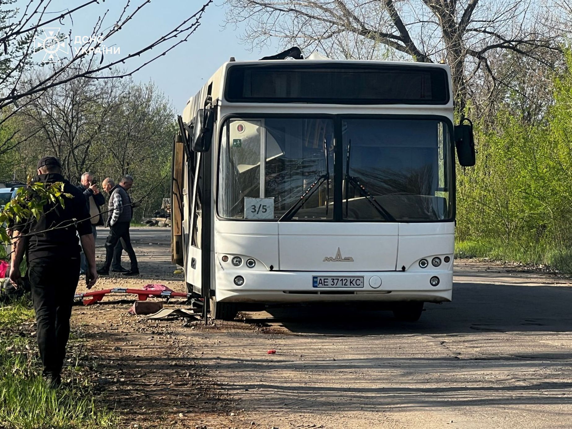 Autobus po dronovém útoku v obci Marhanec.